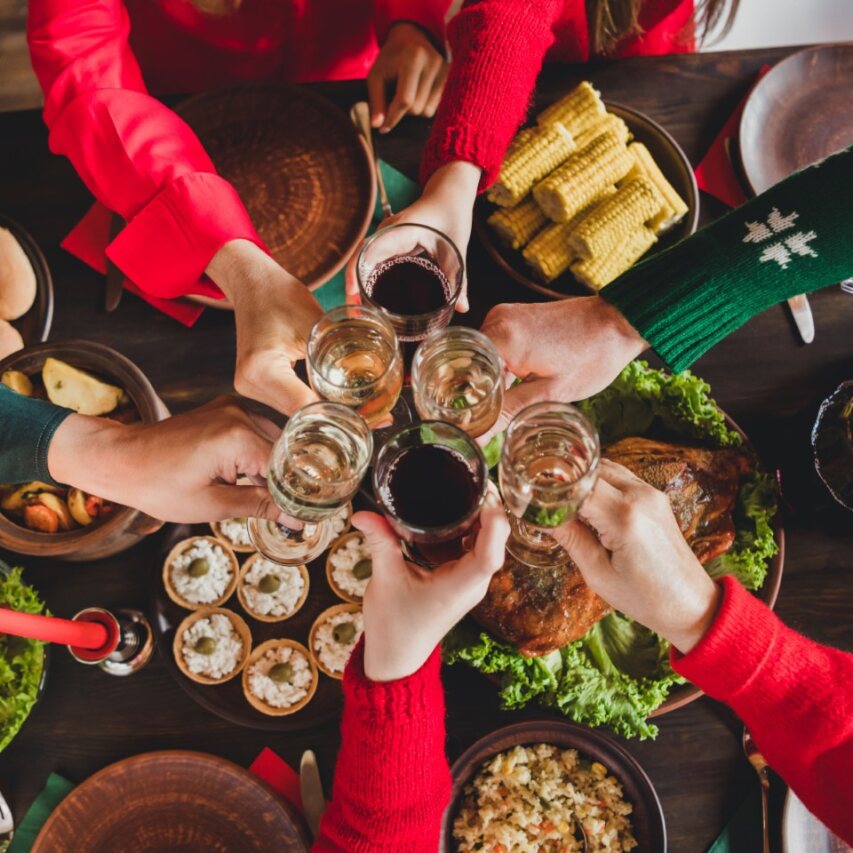 e1b05a7a-bb82-479b-858b-0cfb09a7f896 family sitting round or meal at restaurant
